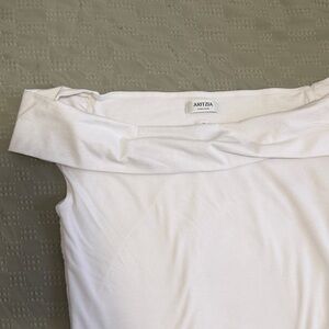 Aritzia Women’s  White Off-the-Shoulder Short Sleeve Tee